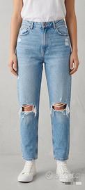 Jeans Bershka Mom Fit azzurro chiaro con strappi –