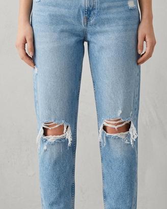 Jeans Bershka Mom Fit azzurro chiaro con strappi –