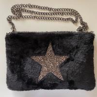 Borsa pochette nera peluche con tracolla a catena