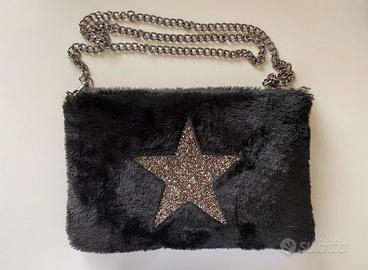 Borsa pochette nera peluche con tracolla a catena