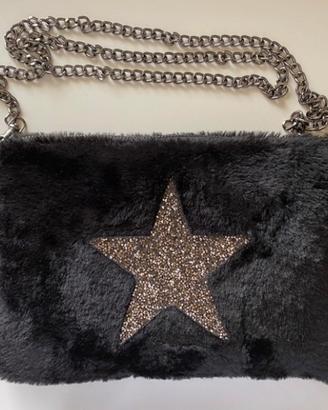 Borsa pochette nera peluche con tracolla a catena
