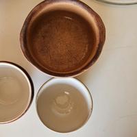 Pentola in coccio con due scodelle