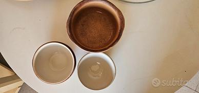 Pentola in coccio con due scodelle