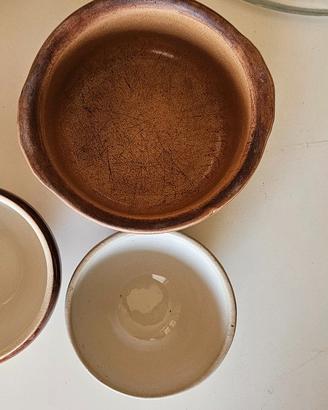 Pentola in coccio con due scodelle