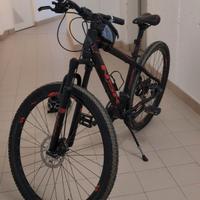  Mountain-bike  con accessori 