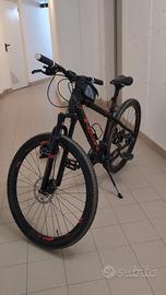  Mountain-bike  con accessori 