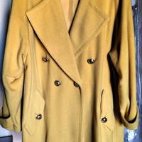 Cappotto di colore giallo