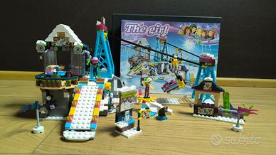 Costruzioni ski lift del villaggio invernale