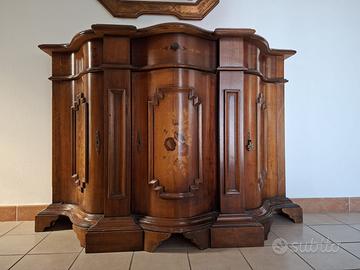 Credenza mossa in noce con intarsi floreali