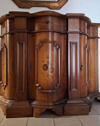 Credenza mossa in noce con intarsi floreali