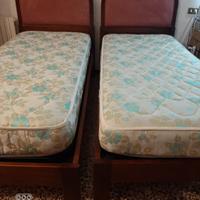 Due letti in noce a una piazza