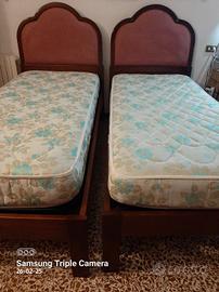 Due letti in noce a una piazza