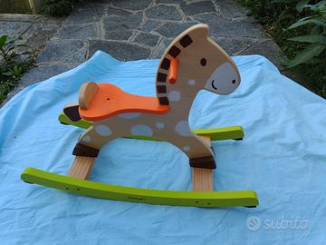 cavalluccio a dondolo di legno