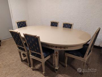Tavolo antico con sedie