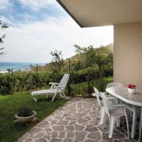 Appartamento fronte mare con giardino