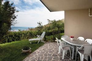 Appartamento fronte mare con giardino