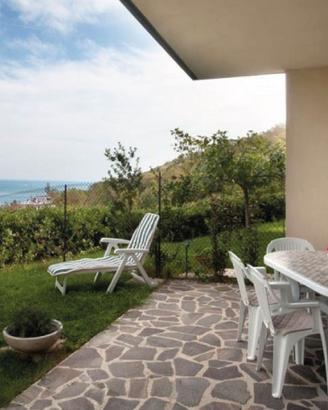 Appartamento fronte mare con giardino