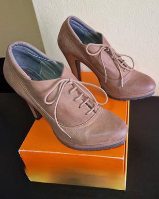 Scarpe con tacchi in pelle