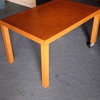 Tavolo moderno in legno con ruote – robusto