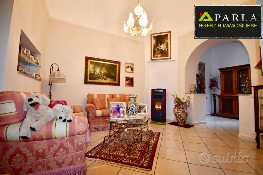Palazzo / Stabile di 375 m² con più di 5 locali a - Vista 5