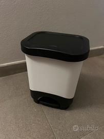Pattumiera bianca e nera in plastica con pedale