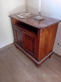Mobili e vetrine in legno