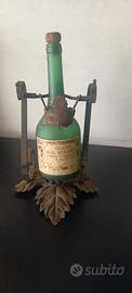 Antico  portabottiglie in ferro battuto. La bottig