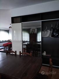 Tavolo piu parete attrezzata camera da letto cucin