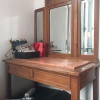 Scrivania con piano in marmo e specchiera in legno