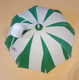 lampadario ad ombrello di stoffa.