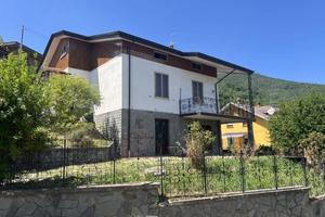 Villa di 200 m² con più di 5 locali e box auto a B
