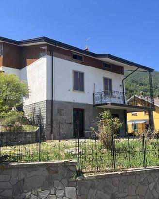 Villa di 200 m² con più di 5 locali e box auto a B