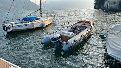 Gommone con motore fuoribordo completo di carrello