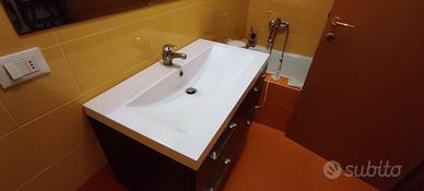 mobile pensile da bagno con lavabo