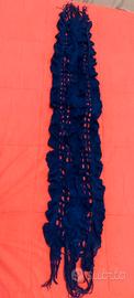 Sciarpa blu da donna con frange e tagli