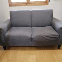 Divano 2 posti grigio – 155 cm + pouf - 65cm x65cm