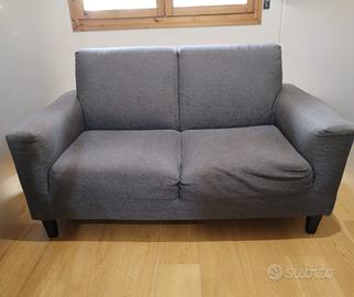 Divano 2 posti grigio – 155 cm + pouf - 65cm x65cm