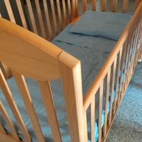 lettino in legno con spondine prima infanzia 
