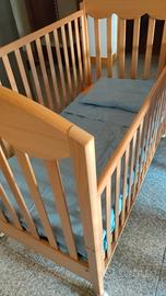 lettino in legno con spondine prima infanzia 