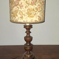 Lampada da tavolo con paralume in tessuto