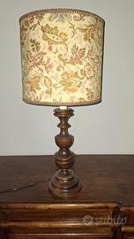 Lampada da tavolo con paralume in tessuto