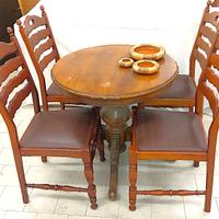 Tavolo rotondo in legno con quattro sedie