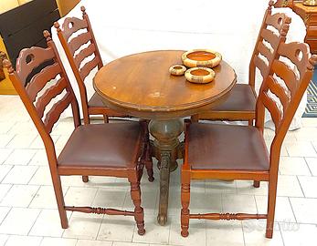 Tavolo rotondo in legno con quattro sedie