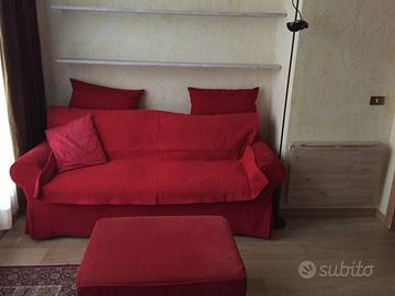 Divano letto rosso in velluto