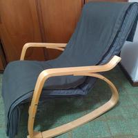 Sedia dondolo con poggiapiedi