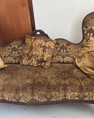 Divano con poltrona, sedie e tenda coordinate
