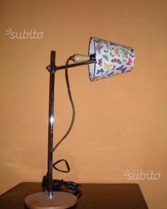 Lampada da tavolo in acciaio