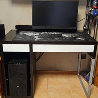 Scrivania moderna con porta PC o mensola