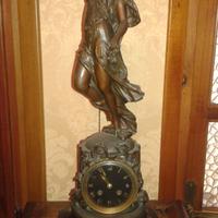 Grande orologio antico con scultura