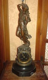 Grande orologio antico con scultura